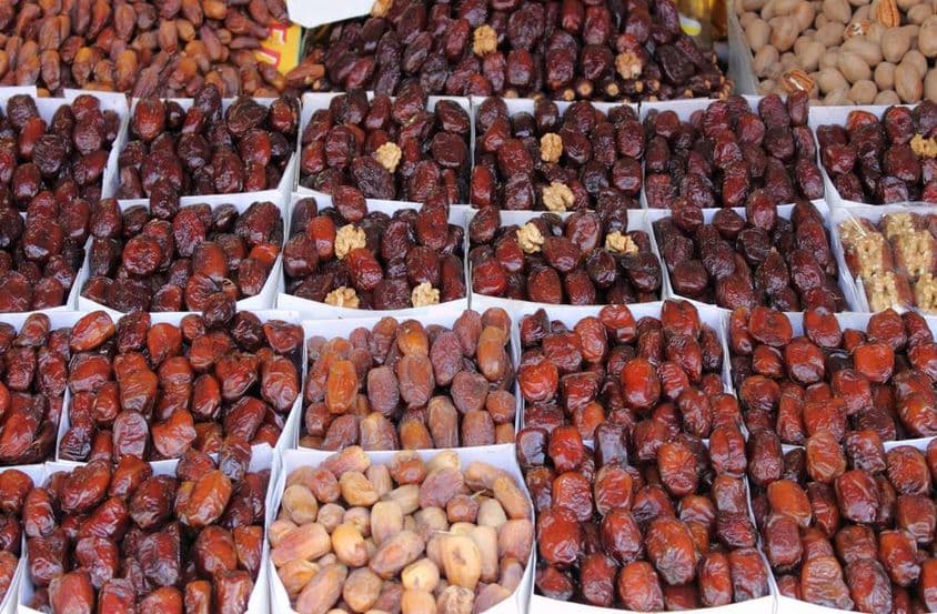 روایتی دستکاری مارکیٹ میں فروخت کیلئے کھجور کی کھڑکی