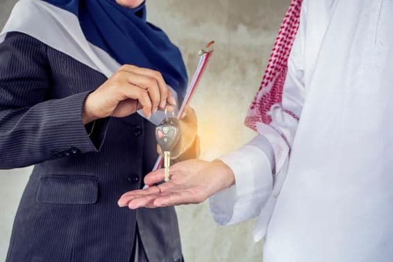 کرایہ دار کو چابیاں سونپا جا رہا ہے۔