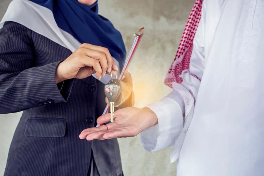 کرایہ دار کو چابیاں سونپا جا رہا ہے۔