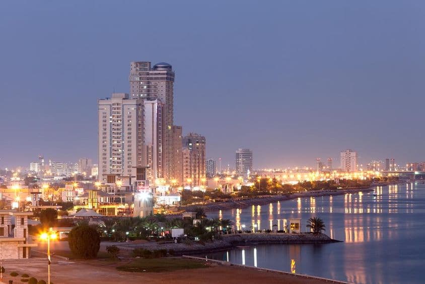 راس الخیمہ پرومینیڈ غروب آفتاب کے وقت روشن