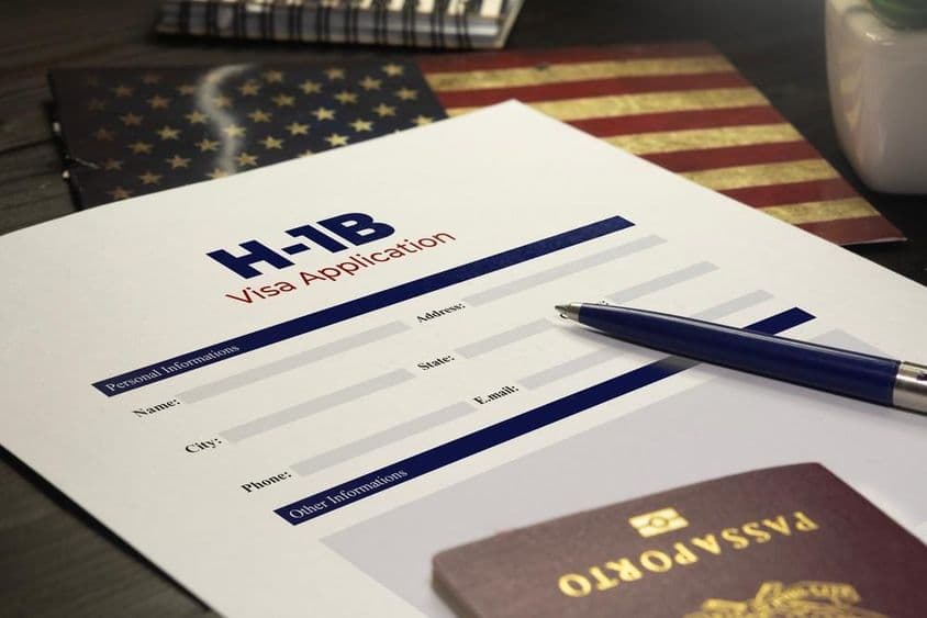 H-1B ویزا درخواست میز پر موجود ہے پاسپورٹ کی ساتھ۔