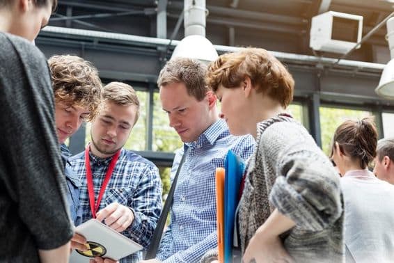 طلباء نمائش کے علاقے میں موجود ہیں۔