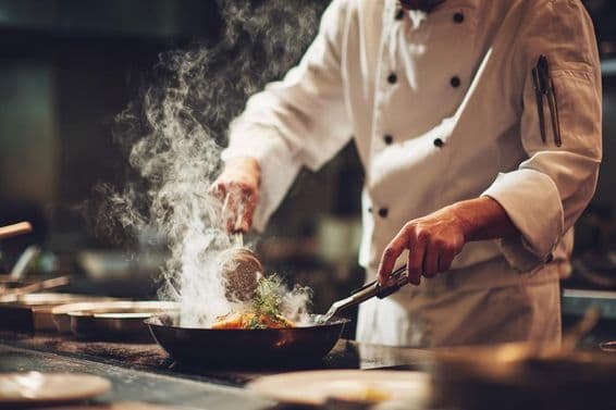 باورچی باورچی خانے میں کھانا پکاتے ہوئے۔