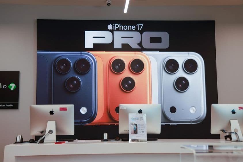 دکان کی کھڑکی میں آئی فون 17 پرو میکس۔