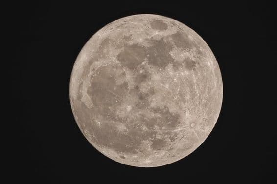 سپر مون، رات کے وقت گول نظر آتا ہوا۔