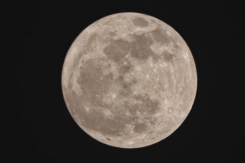 سپر مون، رات کے وقت گول نظر آتا ہوا۔