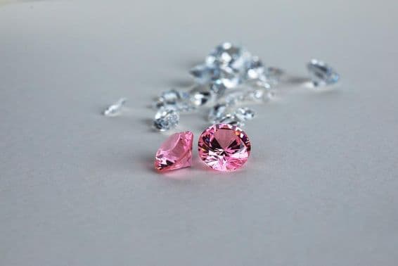 رنگ برنگے لیب-گاؤن گول کٹے ہوئے ہیرے۔