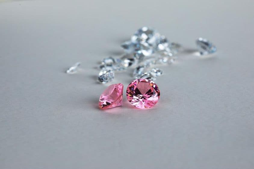 رنگ برنگے لیب-گاؤن گول کٹے ہوئے ہیرے۔