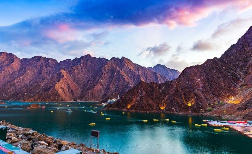 خوبصورت منظر ہٹا ڈیم یا جھیل اور ہجر پہاڑوں کا۔