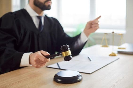 جج دستک دیتا ہے اور عدالت کمرہ عدالت میں فیصلہ سناتی ہے۔