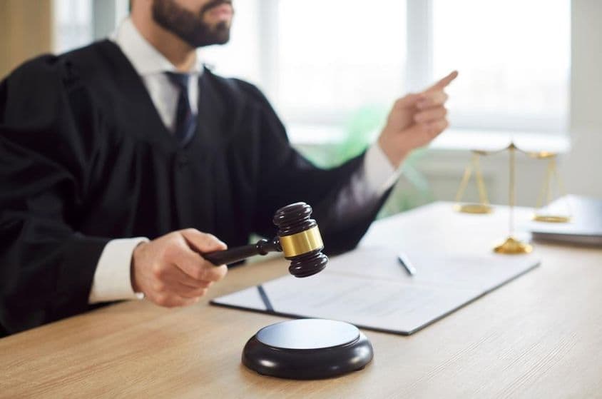 جج دستک دیتا ہے اور عدالت کمرہ عدالت میں فیصلہ سناتی ہے۔