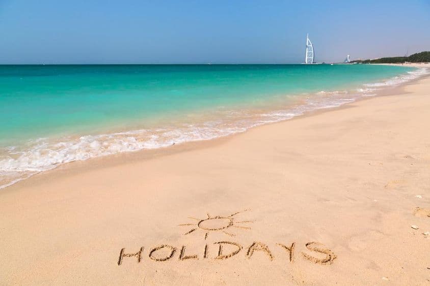 فیروزی پانی کے ساتھ ساحل پر تعطیلات کا نشان۔