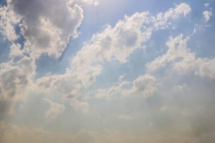 دبئی میں خوبصورت بادلوں کے ساتھ خوشحال بادلوں والا آسمان اور بادلوں والا منظر۔