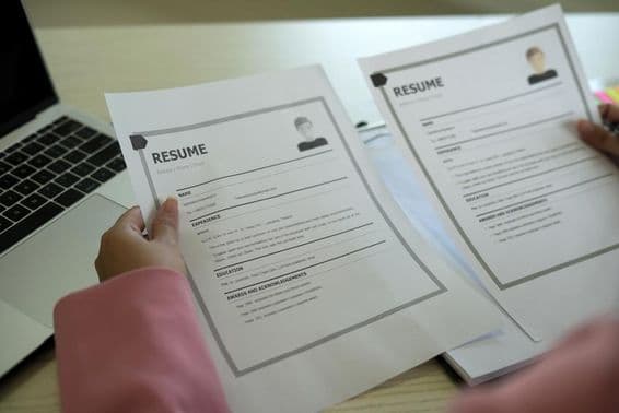 ایک نوجوان ایشیائی خاتون ایچ آر مینیجر سی وی پڑھ رہی ہیں۔