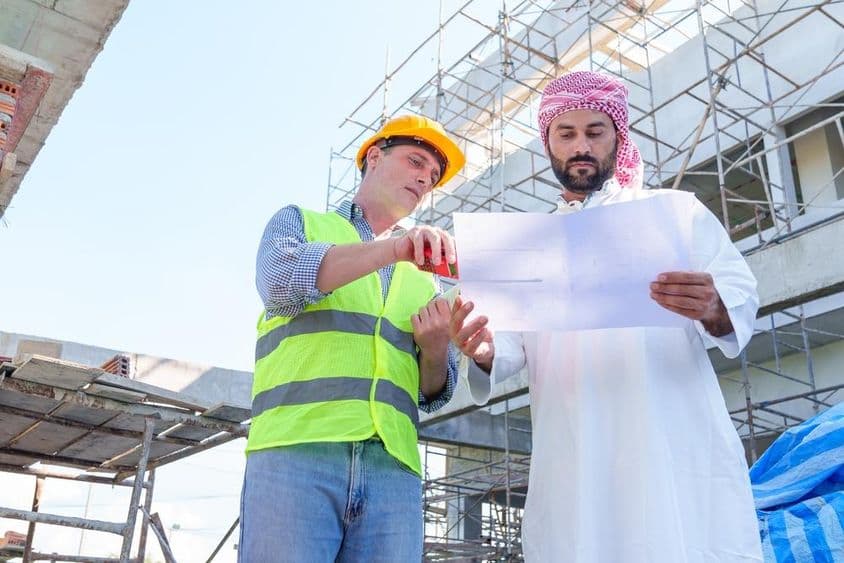 انجینئر ایک نیلا پرنٹ دکھا رہا ہے۔