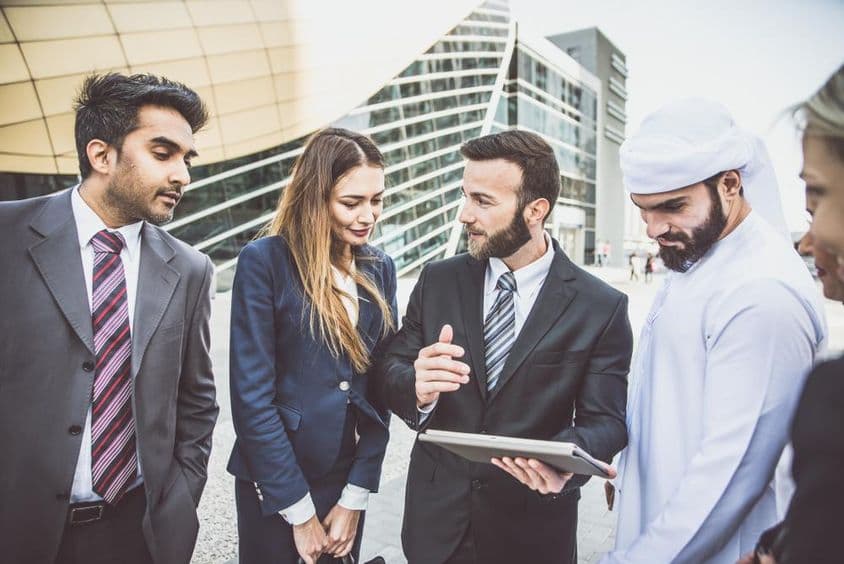 عربی اور مغربی بزنس مین سرمایہ کاری پر گفتگو کرتے ہیں۔