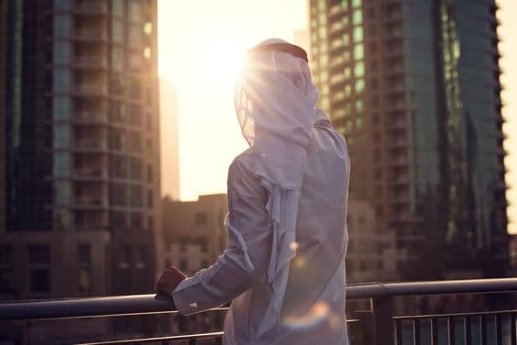 دبئی میں سورج کو دیکھتا عرب شخص