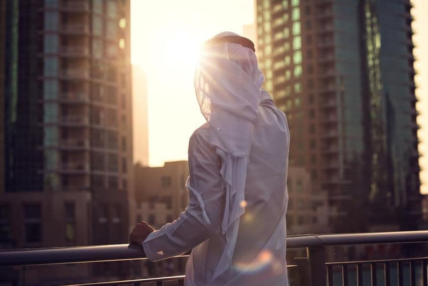 دبئی میں سورج کو دیکھتا عرب شخص