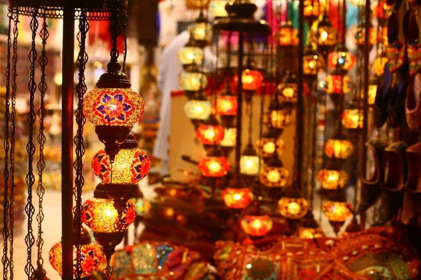 رات کو دبئی کی گلی میں روایتی عربی لٹکتی لالٹین۔