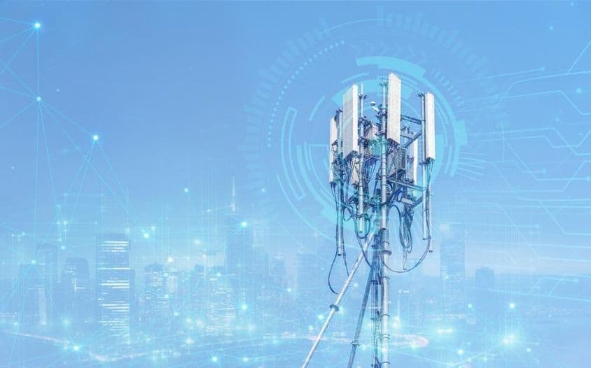 ایک موبائل فون ٹاور جس میں 5G موبائل نیٹ ورک موجود ہے۔