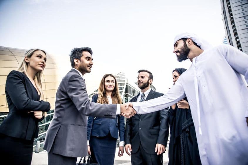 عربی اور مغربی بزنس مین کام پر بحث کرتے ہوئے۔