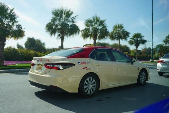 دبئی ٹیکسی شہر کی سڑک پر