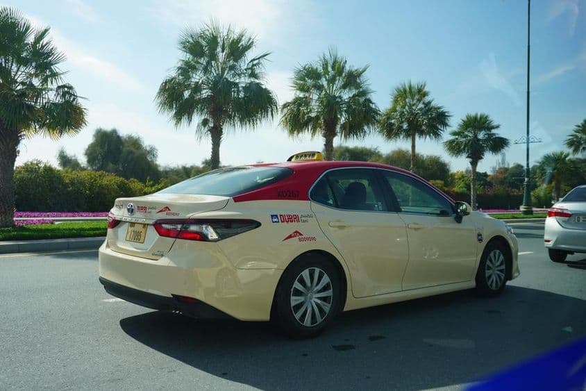 دبئی ٹیکسی شہر کی سڑک پر