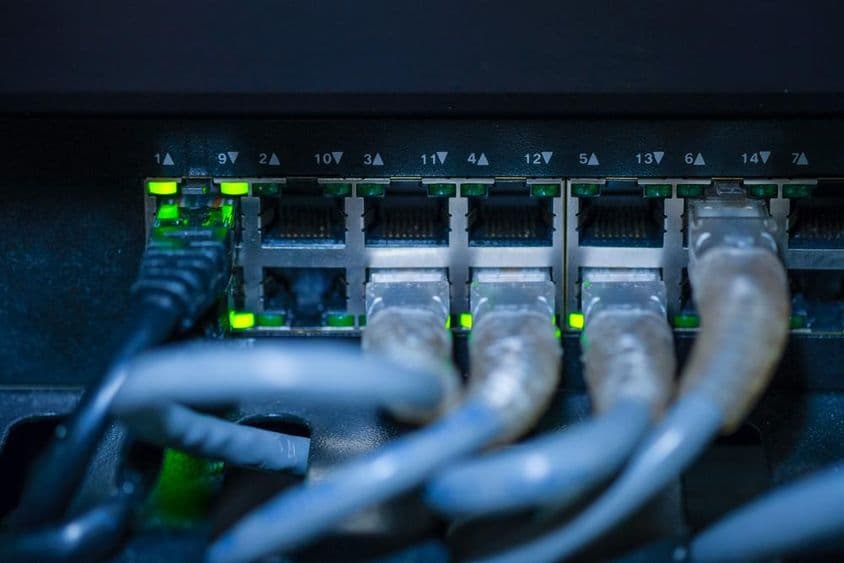 گیگابٹ سوئچ اور نیٹ ورک کیبل۔