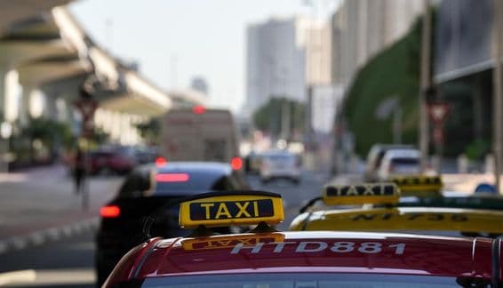 دبئی کی سڑکوں پر ٹیکسی کی روشنی۔