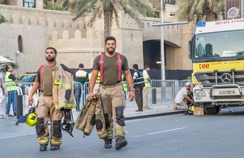فائر فائٹرز دبئی کے ایڈریس برج ڈاون ٹاؤن کی عمارت سے دور جاتے ہوئے