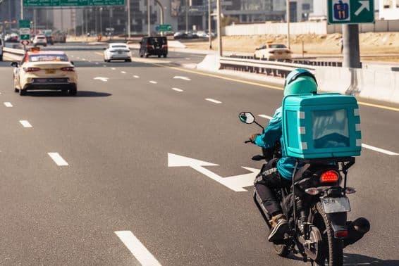 دبئی، آن لائن فوڈ ڈیلیوری کے لئے موٹر سائیکل پر سوار آدمی۔