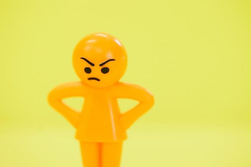 غصے میں رنگین گڑیا۔