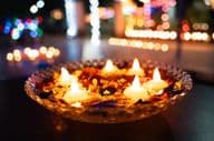 دیوالی کے تیل کے دیے ایک پیالے میں
