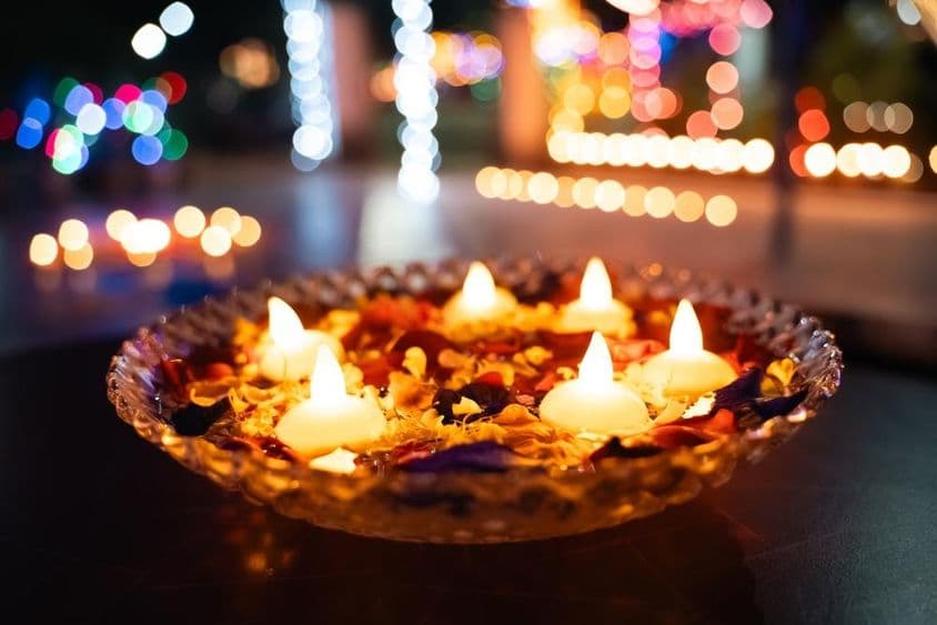 دیوالی کے تیل کے دیے ایک پیالے میں