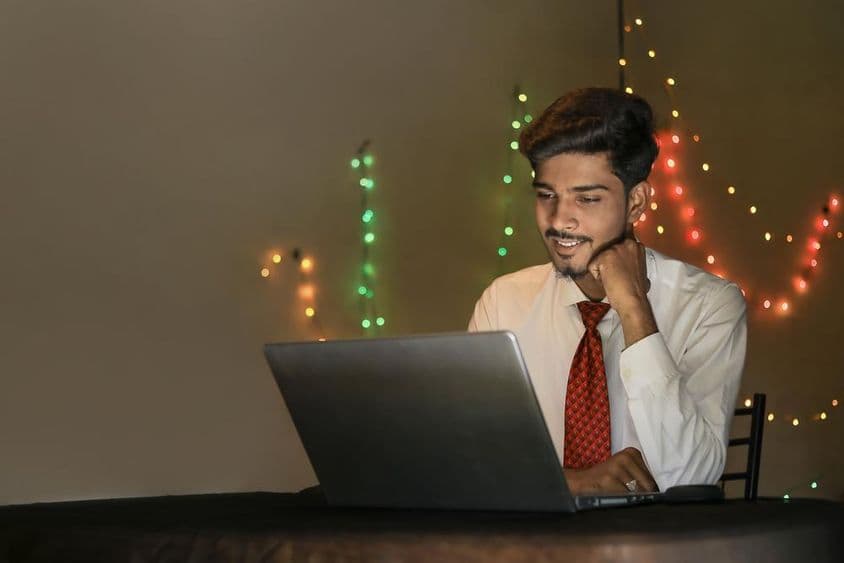 دیوالی کی تقریب میں دفتر میں کام کرتے ہوئے ایک نوجوان بھارتی شخص۔