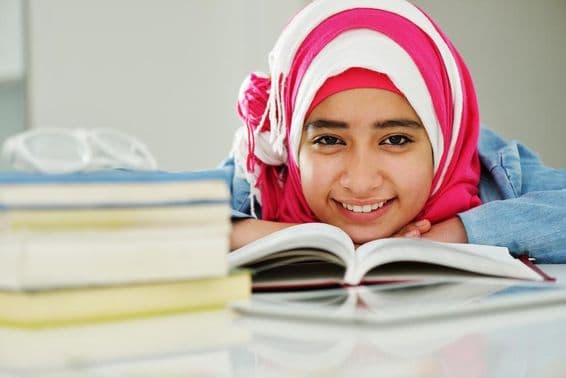 کالج میں پڑھتی ہوئی خوبصورت عربی مسلم لڑکی۔