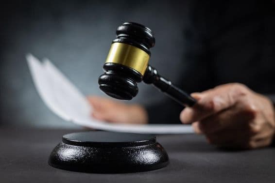 عدالت میں فیصلہ سنانے والے جج کا ہتھوڑے کے ساتھ منظر۔