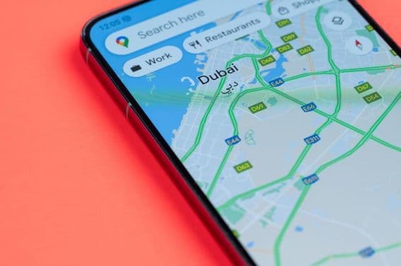 اسمارٹ فون اسکرین پر گوگل میپس پر دبئی