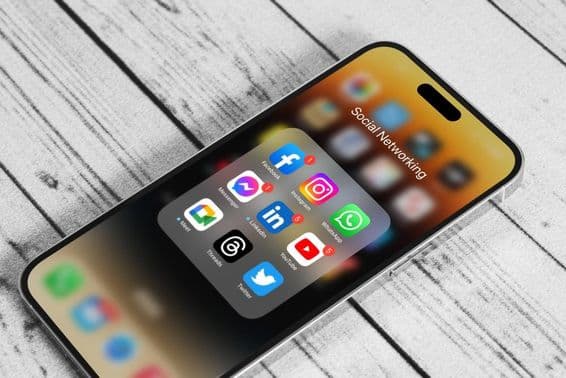 ایپل آئی فون ١٤ پرو میکس پر سوشل میڈیا ایپ آئیکن لوگوز۔