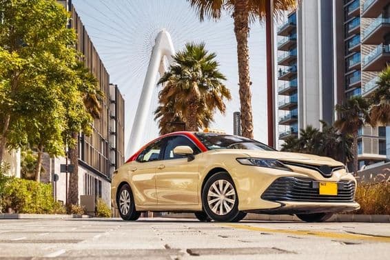 دبئی سڑک پر چلتی ہوئی ایک ٹیکسی۔