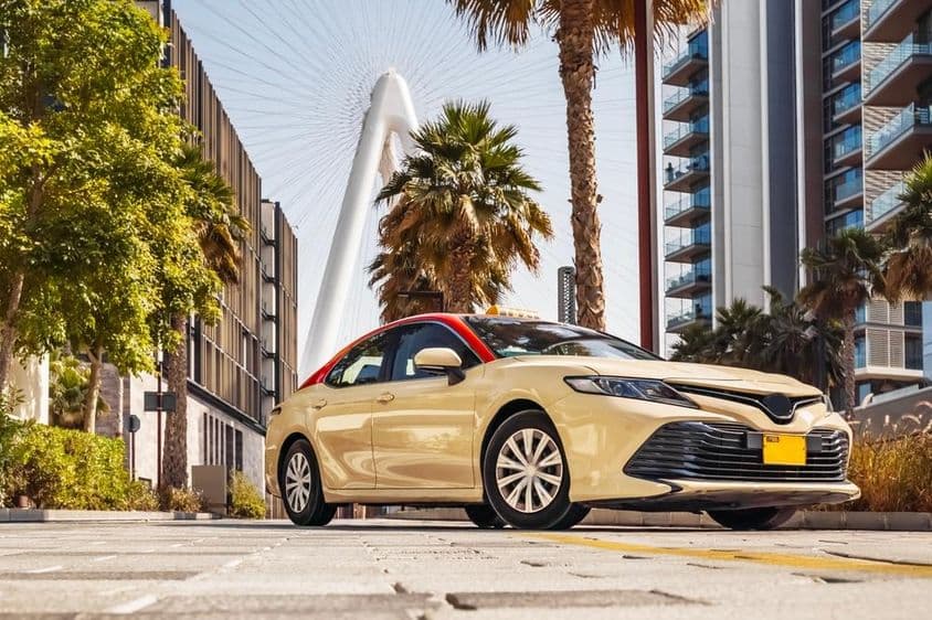 دبئی سڑک پر چلتی ہوئی ایک ٹیکسی۔