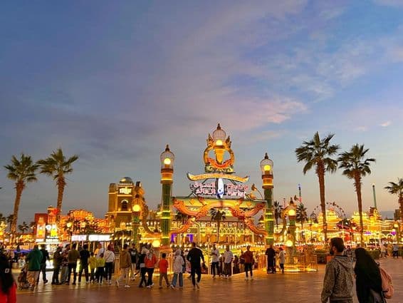 دبئی میں گلوبل ولیج کی سڑک