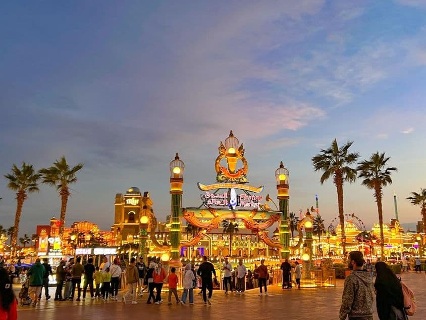 دبئی میں گلوبل ولیج کی سڑک