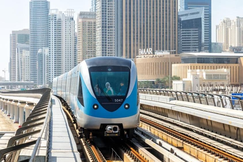 دبئی میرینا اسٹیشن کے قریب دبئی میٹرو ٹرین عوامی ٹرانسپورٹ۔