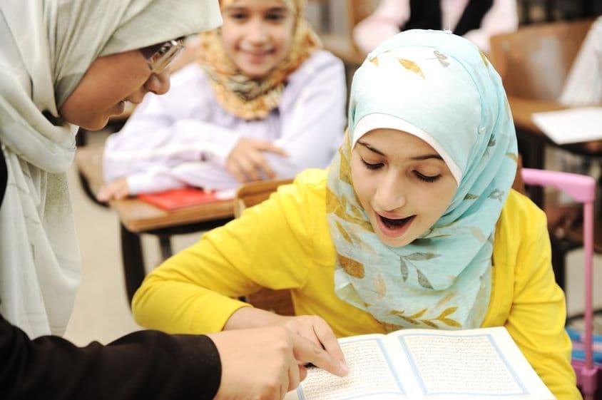 اسکول کے کلاس روم میں بچے۔