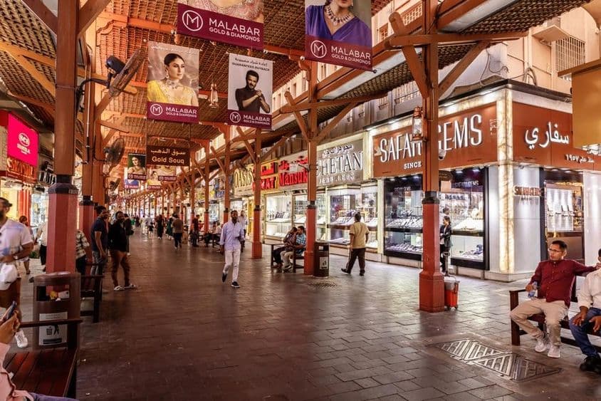 دبئی کے گولڈ مارکیٹ میں سونے کی دکانوں کی سجی سڑکیں۔