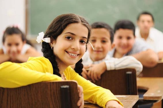 اسکولی کلاس روم میں بچے۔