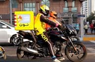 دبئی کی گلی میں موٹر سائیکل کورئیر ڈلیور کرتے ہوئے۔