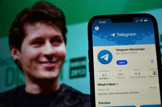 پس منظر میں ٹیلیگرام کا لوگو نمایاں ہے، پویل دوروف کے ساتھ۔