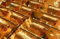دبئی گولڈ سوک مارکیٹ میں ایک زیورات کی دکان میں سنہری کنگن۔